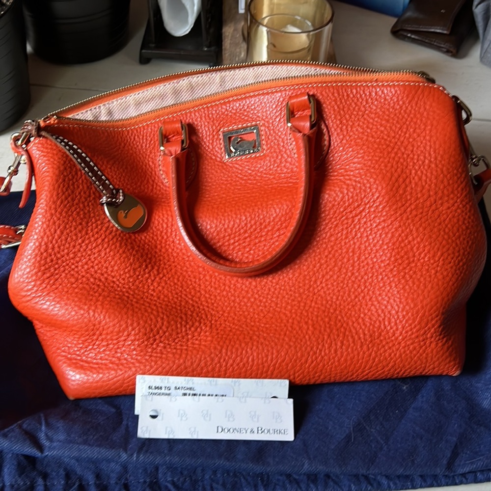 Dooney & Bourke satchel gently used with minor wear. Soft and authentic DB 🧡